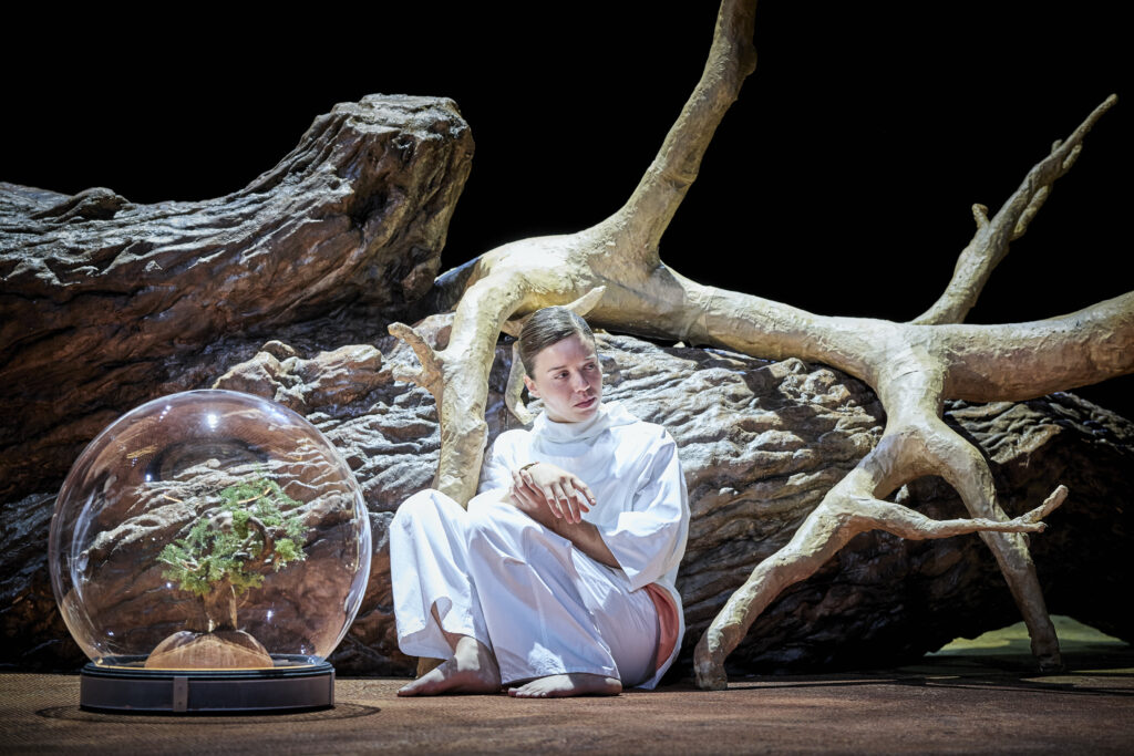 LA DISTANCE
Texte et mise en scene Tiago Rodrigues
Avec Alison Dechamps, Adama Diop
Traduction Thomas Resendes
Traduction pour le surtitrage Daniel Hahn (anglais)
Scenographie Fernando Ribeiro  
Costumes Jose Antonio Tenente 
Lumiere Rui Monteiro 
Musique et son Pedro Costa 
Collaboration artistique Sophie Bricaire 
Assistanat a la mise en scene Andre Pato
Stagiaire a la mise en scene Thomas Medioni