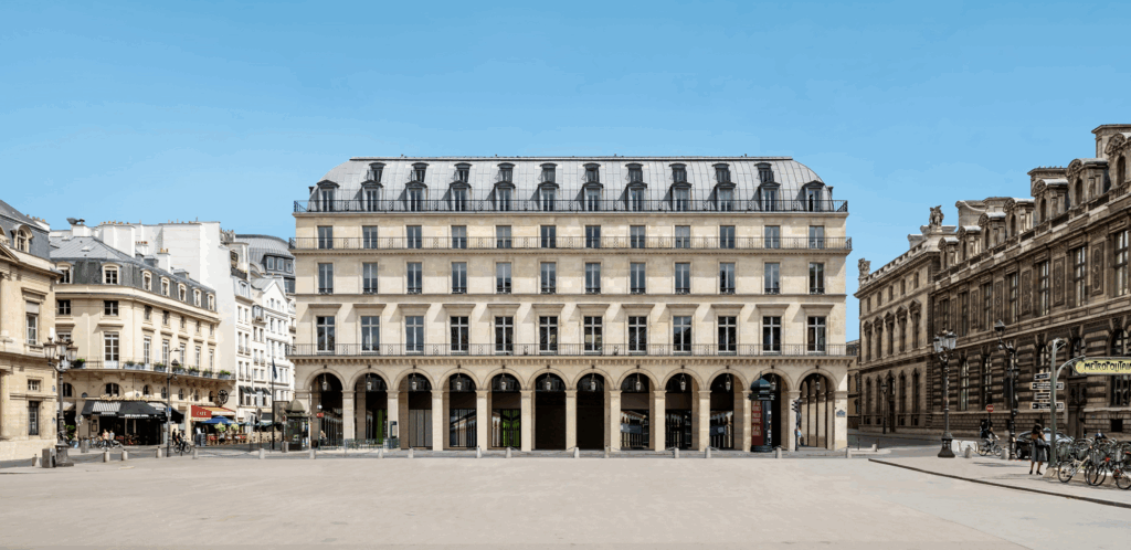 À partir du 25 octobre 2025, la Fondation Cartier pour l’art contemporain emménage dans le 1er arrondissement, dans l’ancien Louvre des Antiquaires. Vu depuis la place du Palais-Royal, rien ne laisse deviner l’ampleur du chantier conduit par Jean Nouvel pour réhabiliter ce bâtiment typique du Second Empire. Photo © Luc Boegly