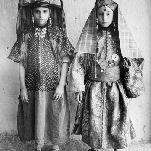 1. Erfoud, région du Tafilalet Rouhama et Sarah Abehassera en costumes de mariée mahJ © Adagp, Paris, 2020.