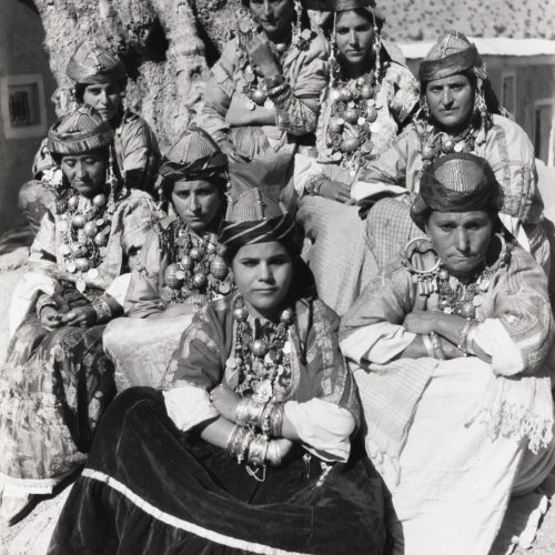 11. Tahala, région du Souss Femmes juives en costume traditionnel Collection Sarah Assidon-Pinson © Adagp, Paris, 2020.