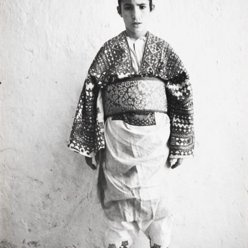 3. Erfoud, région du Tafilalet Messaoud Assouline (Tinghir, 1922 – Jérusalem, 2007), âgé de 13 ans, en costume de marié Collection Hannah Assouline © Adagp, Paris, 2020.