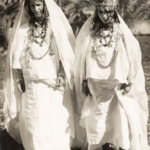 5. Tamegrout, vallée du Draa Femmes juives portant l’izar blanc mahJ © Adagp, Paris, 2020.