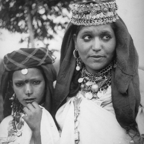 7. Kelaat M’Gouna, province de Tinghir, vallée du Todgha Deux jeunes femmes en drapé blanc mahJ © Adagp, Paris, 2020.