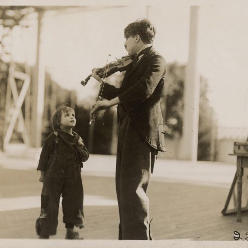 Chaplin avec Jackie Coogan pendant le tournage du Kid, vers 1920-1921 © Roy Export Co Ltd