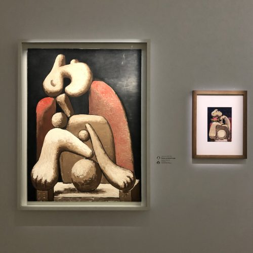 Femme au fauteuil rouge - Pablo Picasso - 1932 ( à gauche ) et La description de l'esprit Robert Picasso Musée Guggenheim de New York - François Boucq - 2019 ( à droite ). Crédit photo : Perla Msika.