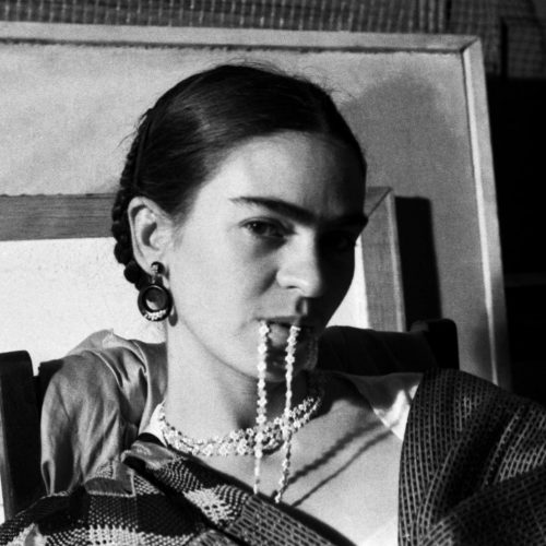 Frida Biting her Necklace, New Workers School, NYC, 1933. Crédit photo : LUCIENNE BLOCH, COURTESY GALERIE DE L’INSTANT, PARIS.
