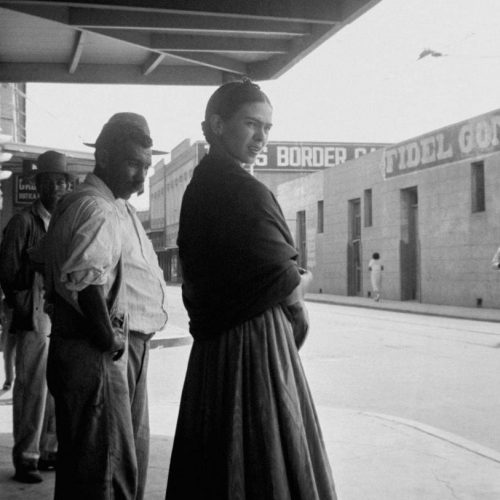 Frida at the Border, Laredo, Texas, 1932. Crédit photo : LUCIENNE BLOCH, COURTESY GALERIE DE L’INSTANT, PARIS.