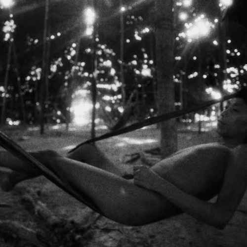Jeune homme dans un hamac en fibre d’écorce d’arbre - 1974.