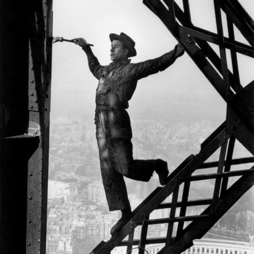 Le peintre de la tour Eiffel - Paris 1953 © Fonds Marc Riboud au MNAAG