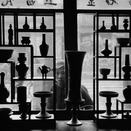 Vitrine d un magasin d antiquites - Pekin Chine 1957 © Fonds Marc Riboud au MNAAG